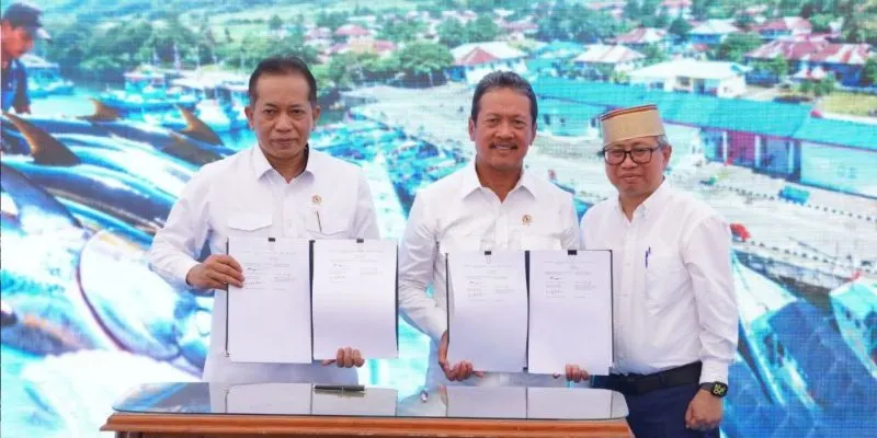 Menteri Kelautan dan Perikanan Sakti Wahyu Trenggono dengan Menteri Koperasi Ferry Juliantono, dan Badan Pengaturan Badan Usaha Milik Negara (BP BUMN)