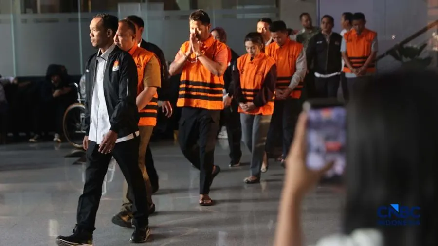 Potret lima orang tersangka dalam tindak pidana korupsi terkait penggunaan Dana Siap Pakai (DSPS) di lingkungan Badan Nasional Penanggulangan Bencana (BNPB).