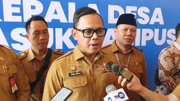 Wamendagri Bima Arya (tengah) setelah membuka Program Kepala Desa Masuk Kampus di Balai Purnomo, FISIP UI, Kampus Depok, Jawa Barat, 30 Juni 2026.