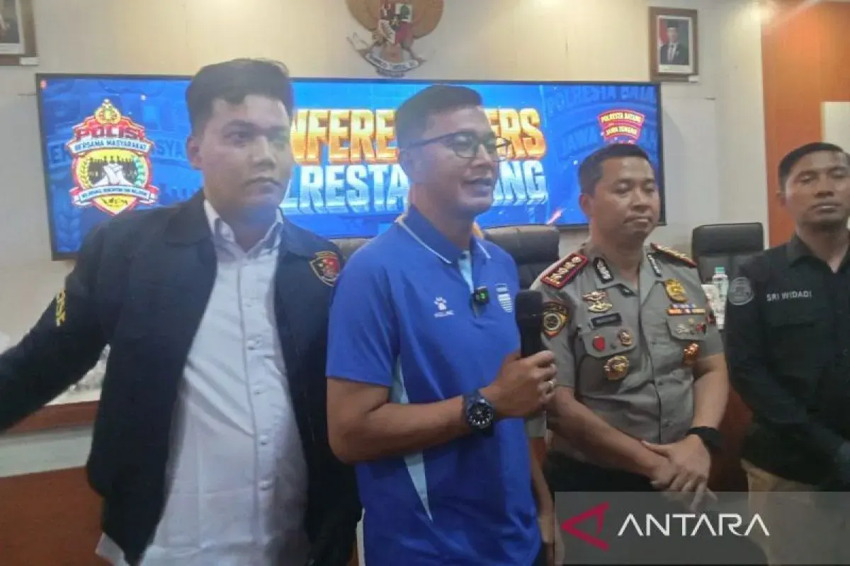 Kapolresta Batang Kombes Pol. Warsono bersama Kasatreskrim Polresta Batang Kompol Bintoro Theo Pratama dan Direktur Pengembangan Pemain Muda PT Persib Bandung Bermartabat Zaenal Arif memberikan keterangan pers terkait penetapan tiga tersangka kasus penyerangan dan perusakan bus tim Persib Bandung U-18 di Batang, Jawa Tengah, Senin (19/10/2026).