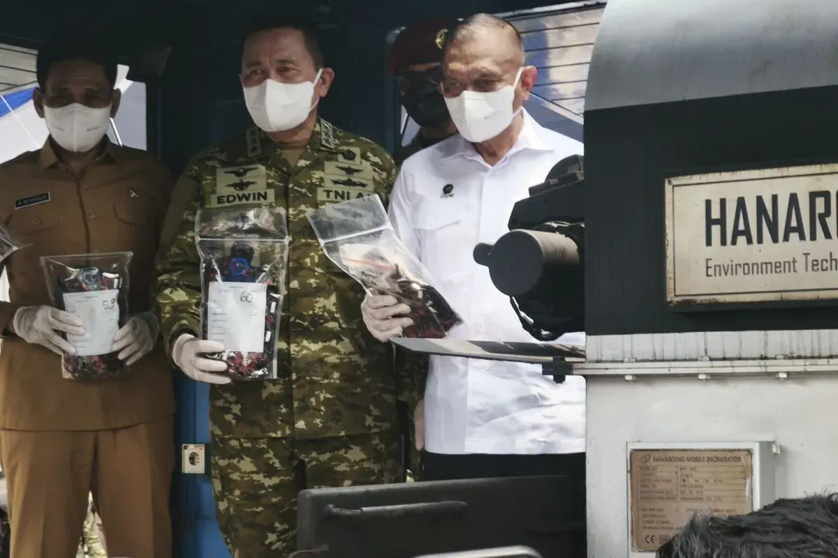 Wakil Menteri Koordinator Bidang Politik dan Keamanan (Wamenko Polkam) Lodewijk Freidrich Paulus menghadiri pemusnahan barang bukti narkotika berupa kartrid cairan rokok elektrik (vape) di Markas Komando Pangkalan TNI Angkatan Laut (Mako Lanal) Lampung, Bandarlampung, Senin (19/10/2026).