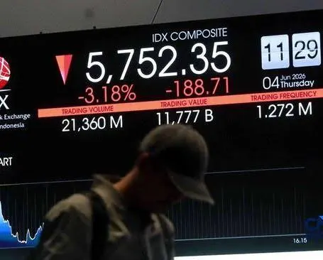 Pengunjung mengamati layar digital pergerakan Indeks Harga Saham Gabungan (IHSG) di Bursa Efek Indonesia, Jakarta, Kamis (4/6/2026).