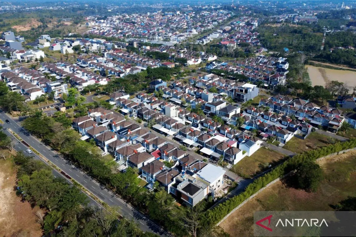 Foto udara kawasan perumahan di Balikpapan, Kalimantan Timur, Minggu (13/9/2026). Bank Indonesia (BI) Balikpapan mencatat pada triwulan II 2026 harga rumah baru di Kota Balikpapan mengalami kenaikan dengan indeks harga properti residensial (IHPR) di angka 107,58 atau tumbuh 1,19 persen dari tahun sebelumnya karena dipengaruhi oleh kenaikan harga bahan bangunan dan upah tenaga kerja.