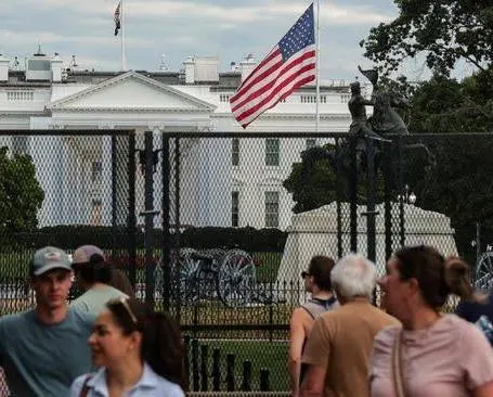 Bendera Amerika Serikat berkibar setengah tiang di depan Gedung Putih untuk mengenang Dolly Parton, setelah diumumkan bahwa ikon musik country tersebut meninggal dunia pada usia 80 tahun, di Washington, D.C., AS, 25 Agustus 2026.