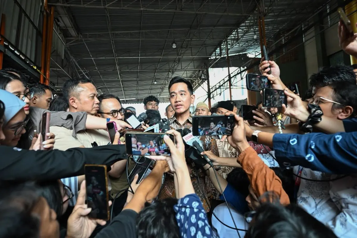 Wakil Presiden Gibran Rakabuming Raka memberikan keterangan kepada awak media seusai melaksanakan salat Jumat di Masjid Jami Ar-Ridho, Jelambar, Jakarta Barat, Jumat (30/10/2026). Gibran menyampaikan sikapnya terkait proses hukum gugatan penyetaraan pendidikan di PTUN Jakarta.