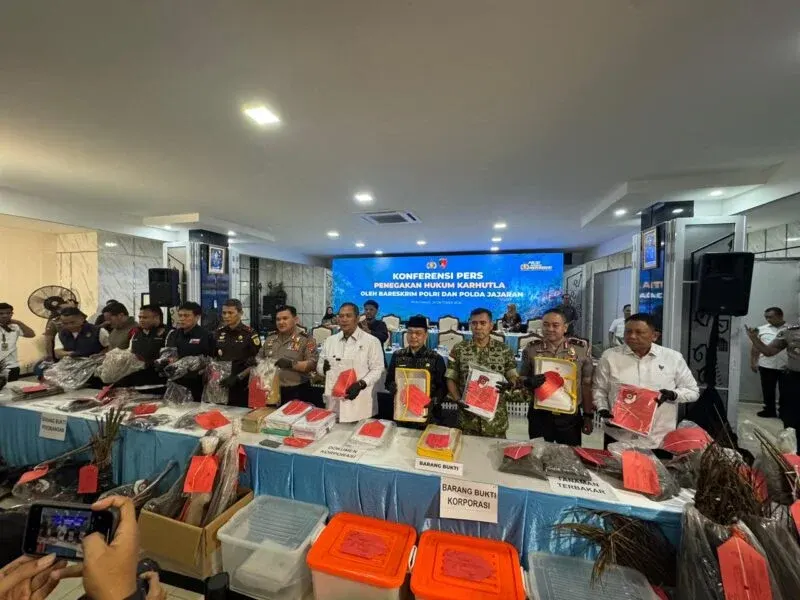 Kabareskrim Polri Komjen Pol. Asep Safrudin saat memimpin konferensi pers penegakan hukum kasus kebakaran hutan dan lahan (karhutla) di Polda Kalimantan Barat, Pontianak, Kamis (29/10/2026).