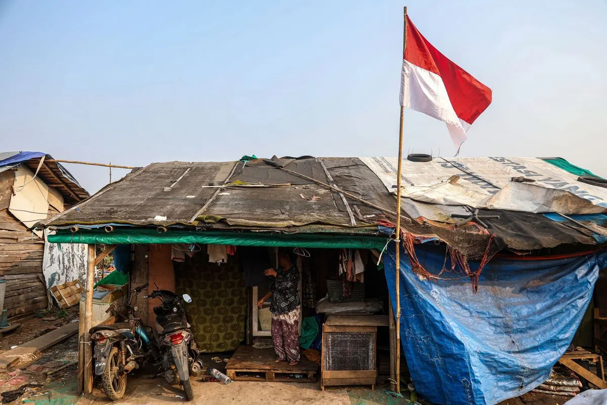 Seorang warga berdiri di depam rumahnya usai menjemur pakaian di Kampung Pemulung Cikiwul, Bantargebang, Kota Bekasi, Jawa Barat, Kamis (6/8/2026). Badan Pusat Statistik (BPS) mencatat tingkat kemiskinan Indonesia turun menjadi 8,07 persen atau sebanyak 22,93 juta orang pada Maret 2026, berkurang sekitar 430 ribu orang dibandingkan September 2025 dengan penurunan tingkat kemiskinan terjadi di seluruh wilayah Indonesia.